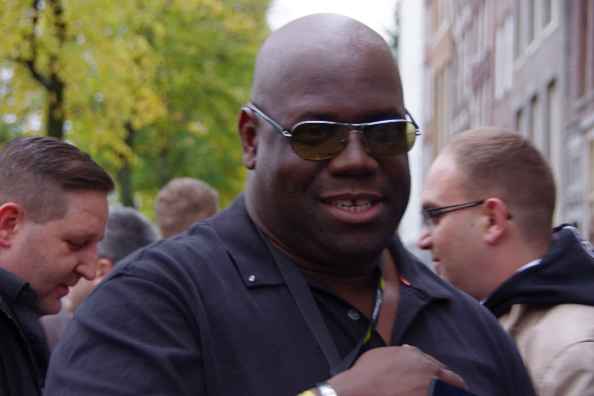 Carl Cox güneş gözlükleriyle etkinlik alanında