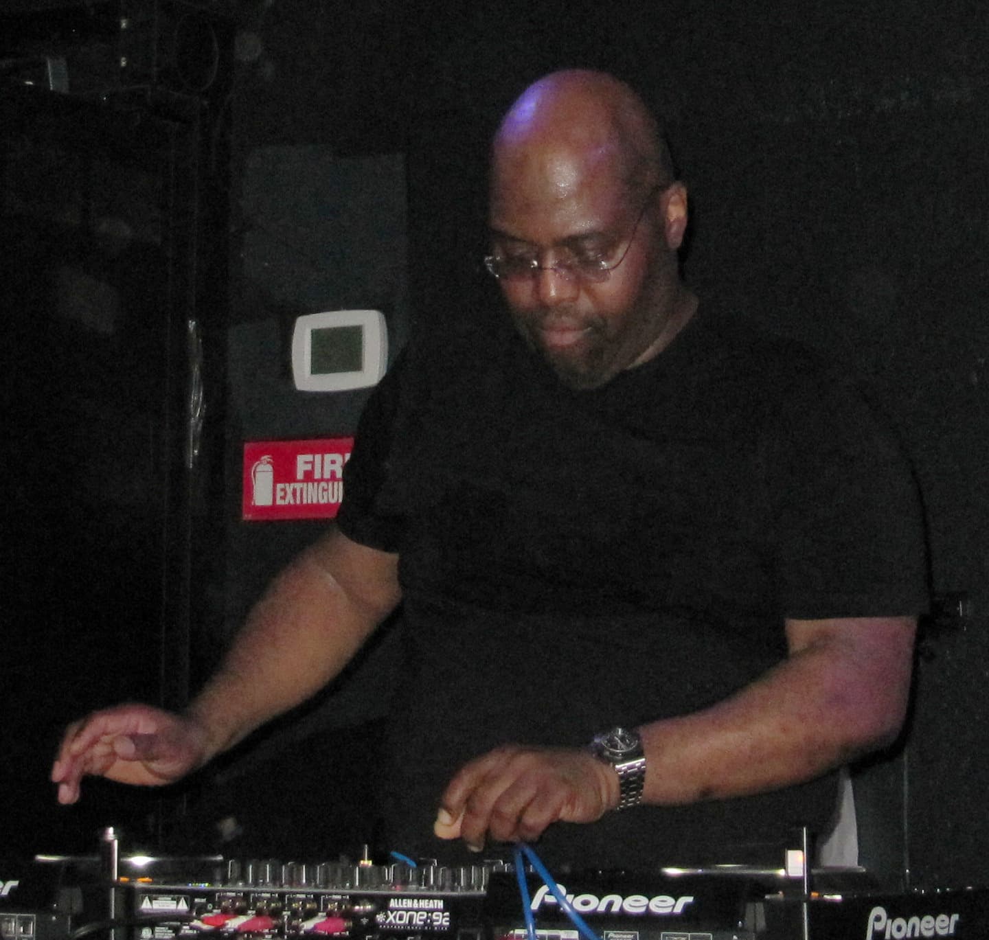 Frankie Knuckles DJ kabininde plak çalarların başında